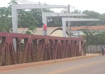 Homem tenta se jogar da ponte do Igarapé São Francisco e acaba preso