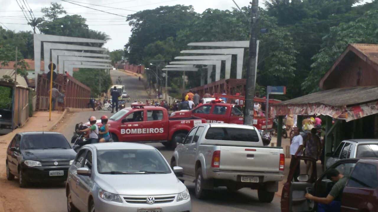 Homem tenta se jogar da ponte do Igarapé São Francisco e acaba preso
