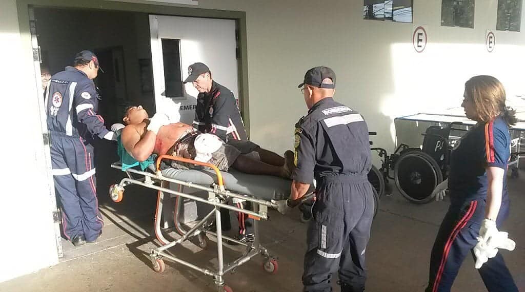 Homem é alvejado com dois tiros dentro de comércio