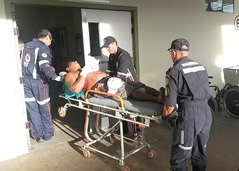 Homem é alvejado com dois tiros dentro de comércio