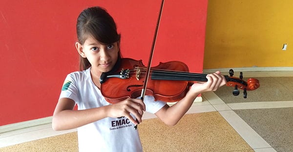 Ana Luísa, 11, estuda para ser uma famosa violinista