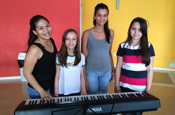 Alunas da Emac nutrem fascínio pelo instrumento musical predileto: o teclado