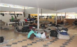 Interrupção das viagens causa superlotação no abrigo