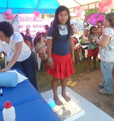 2014: o ano da Ciência e Tecnologia no Acre 4 Tribos indígenas recebendo avalia-ção fisioterápica através do podoscopio no Jordão