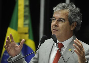 Jorge Viana cobra estudo da ANP que analisa custo do combustível no Acre