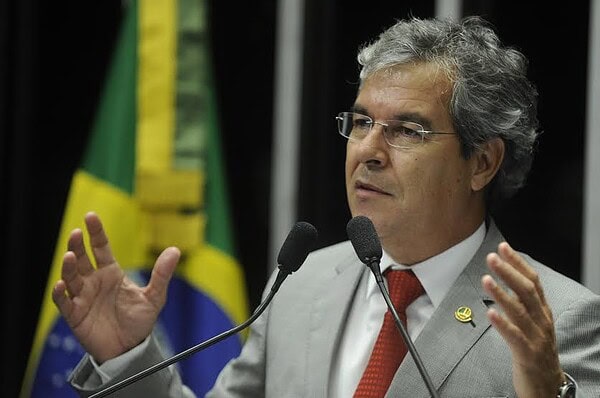 Jorge Viana cobra estudo da ANP que analisa custo do combustível no Acre