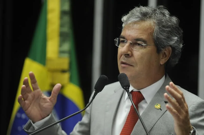 Jorge Viana cobra estudo da ANP que analisa custo do combustível no Acre