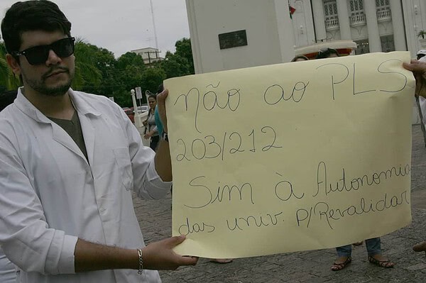 Médicos formados na Bolívia realizam ato público no Centro