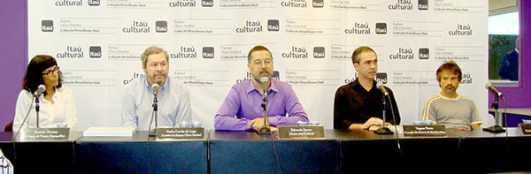 Diretor do Itaú Cultural, Eduardo Saron (no centro),  com os curadores Pedro Corrêa do Lago e Vagner Porto e com os cenógrafos Daniela Thomas e Felipe Tassara, responsáveis pela criação do projeto expográfico do Espaço Olavo Setubal