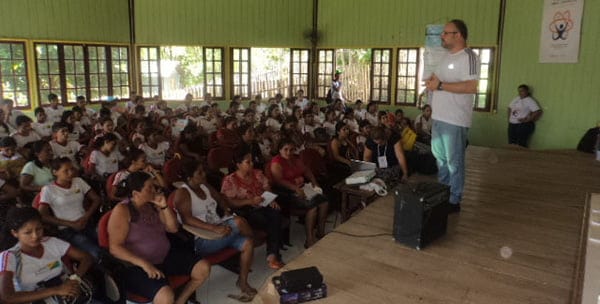 Secretário de Ciência e Tecnologia, Marcelo Minghelli, realizando palestra sobre ciência, tecnologia e inovação no Centro de Cultura e Florestania no município de Marechal Thaumaturgo