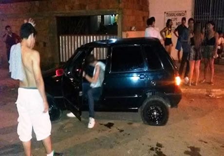 Motorista perde controle do carro e bate na rotatória da Via Verde