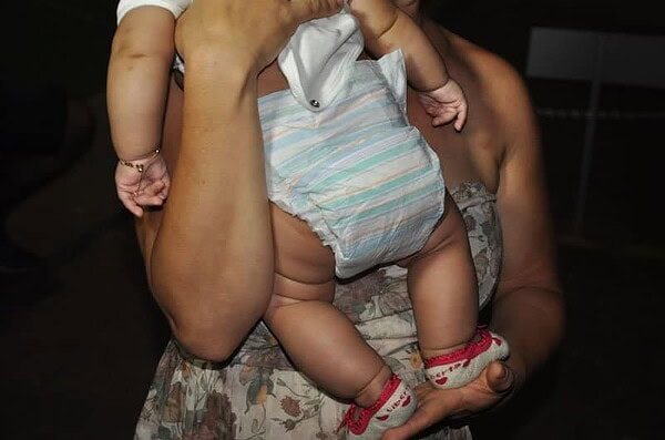 Mulher, com criança de quatro meses nos braços, é assaltada