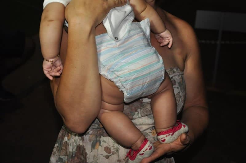 Mulher, com criança de quatro meses nos braços, é assaltada