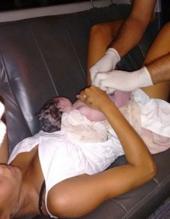 Mulher dá a luz dentro de viatura da PM em Manoel Urbano