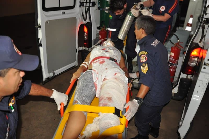 Mulher é atropelada por carreta e tem a perna dilacerada 1