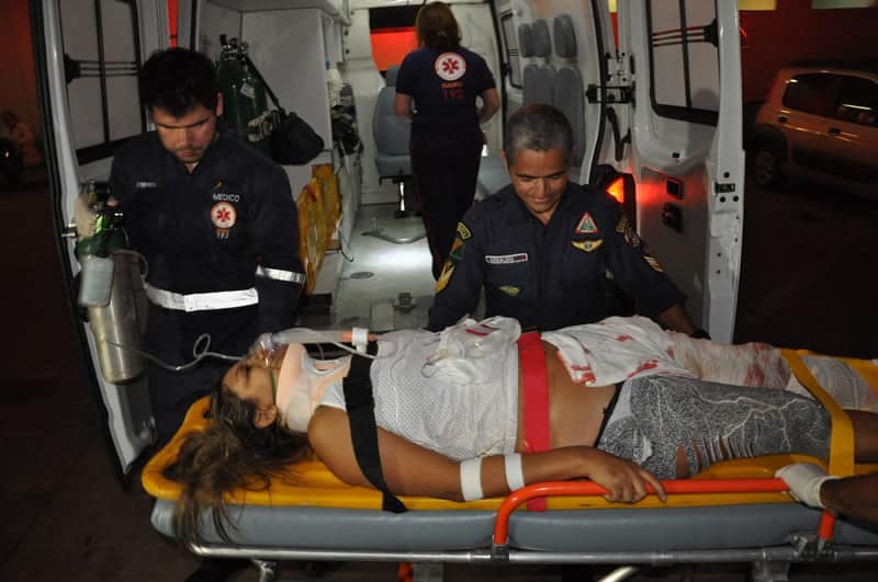 Mulher é atropelada por carreta e tem a perna dilacerada