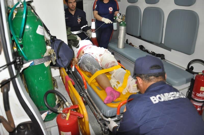 Mulher é atropelada por carreta e tem a perna dilacerada