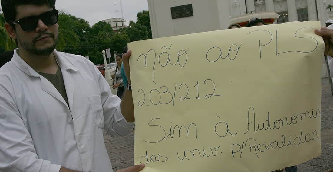 Médicos formados na Bolívia realizam ato público no Centro