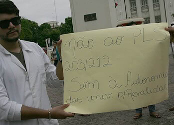 Médicos formados na Bolívia realizam ato público no Centro