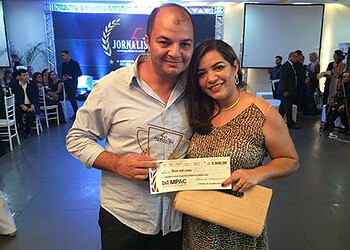 O premiado jornalista Resley Saab, com sua esposa