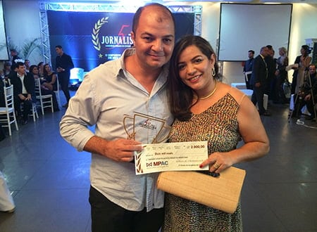O premiado jornalista Resley Saab, com sua esposa