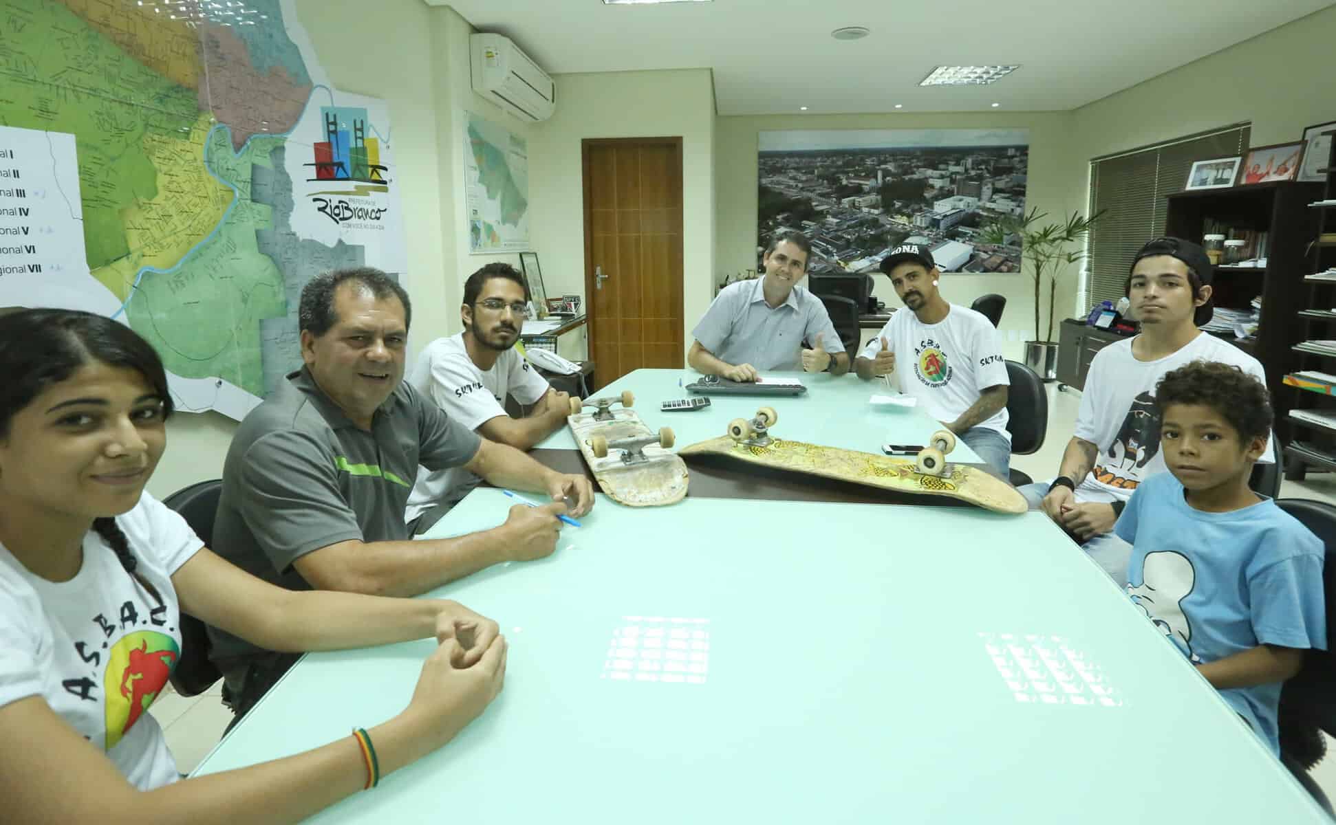 Prefeito em reunião com diretores da Associação de Skateboard