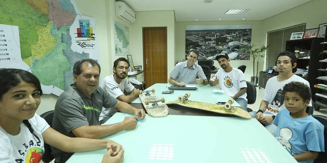 Prefeito em reunião com diretores da Associação de Skateboard