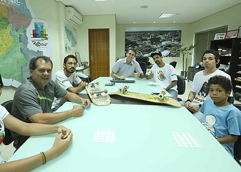 Prefeito em reunião com diretores da Associação de Skateboard