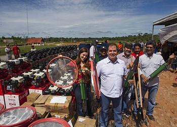 Os produtores rurais do Liberdade e Gregório, na região do Juruá e Tarauacá, e indígenas do Envira, em Feijó,
receberam um presentão de Natal. O governador Tião Viana visitou nesta terça-feira, 16, estas comunidades e
entregou máquinas e implementos agrícolas. Ao todo, mais de 300 famílias serão beneficiadas com as máquinas.
Também haverão investimentos na produção, na área de educação e saúde