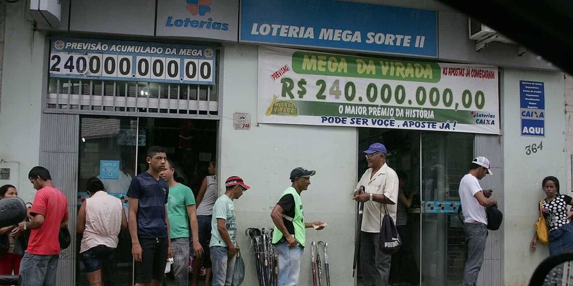 Nem a chuva espantou os apostadores de Mega da Virada 1 Nem a chuva espantou os apostadores de Mega da Virada