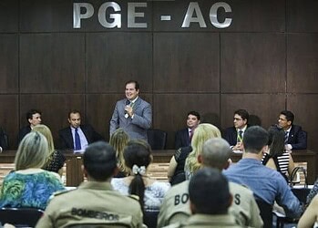 Tião Viana recebe medalha de honra ao mérito da PGE