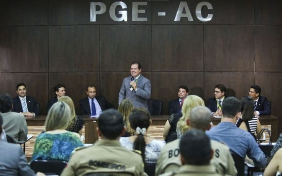 Tião Viana recebe medalha de honra ao mérito da PGE