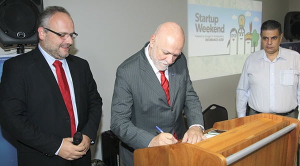 Dr. Oswaldo Baptista Duarte, Secretário Nacional de Ciência e Tecnologia para a Inclusão Social do MCTI, Marcelo Minghelli, Secretário de Estado de Ciência e Tecnologia e João Fecury, Superintendente do Sebrae, AC assinam acordo que apoia as startups acreanas