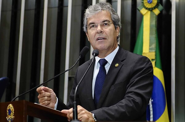 Jorge Viana cobra da Anac que novas empresas aéreas façam voos para o Acre