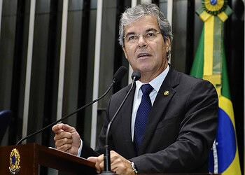 Jorge Viana cobra da Anac que novas empresas aéreas façam voos para o Acre