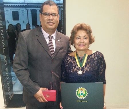 A juíza eleitoral Alexandrina Araújo recebeu do governo a Comenda Estrela do Acre - Grau Comendador por merecimento. Na foto com o filho Ferdinando Farias. Parabéns!