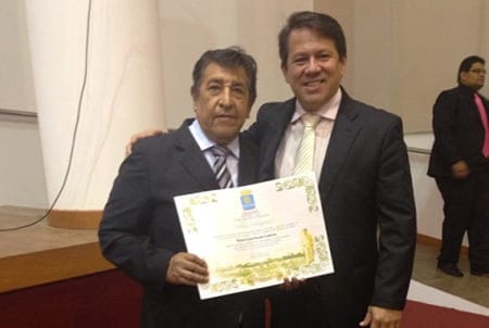 No Teatro da Universidade Federal do Acre, o Dr. Carlos Calderon foi agraciado pela Câmara Municipal de Rio Branco e recebeu do vereador Artêmio Costa o Título de Cidadão Rio-Branquense. 