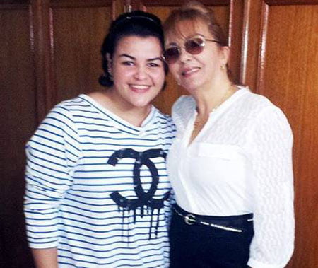 Professora Luiza Lessa comemorando o aniversário de sua filha Anny Rose Lessa na maison da família. Parabéns!