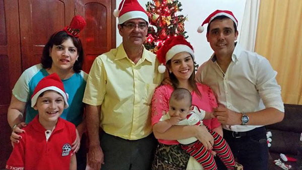 Dr. Matoni Moura na noite de Natal com  a família.