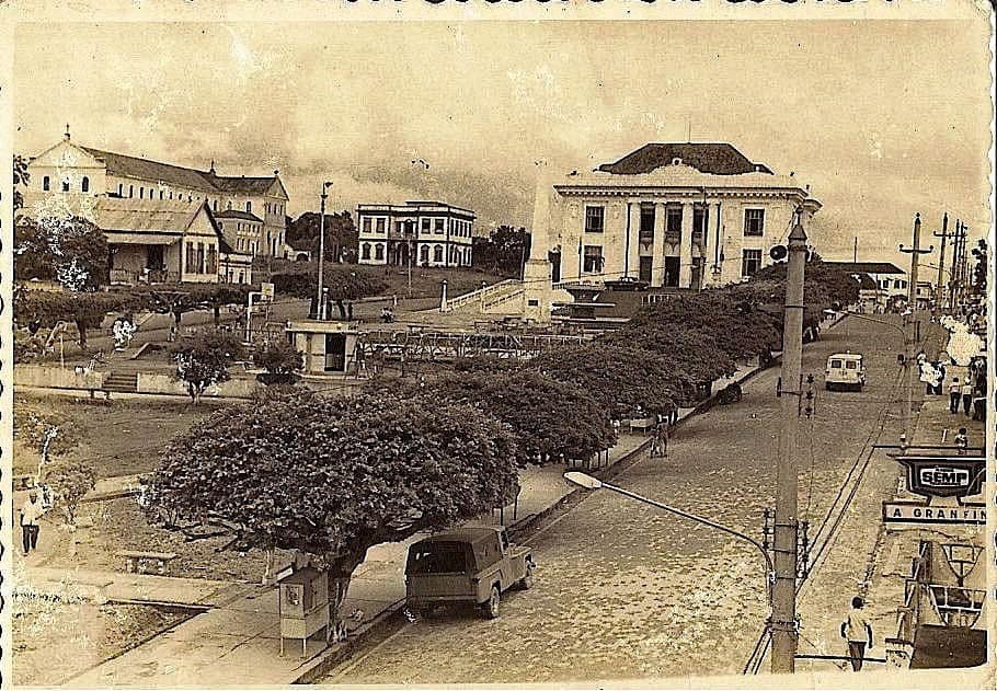 O Palácio ficava antes em uma praça cheia de árvores 