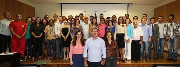 Acompanhado da primeira-dama e da futura vice-governadora, Tião Viana anunciou a equipe de governo para o seu próximo mandato