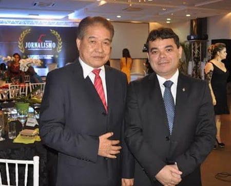 Presidente da Federação da Indústria, Carlos Sasai, recebendo homenagens  do  procurador-geral do MP Oswaldo D’ Albuquerque, no Prêmio de Jornalismo do MP.