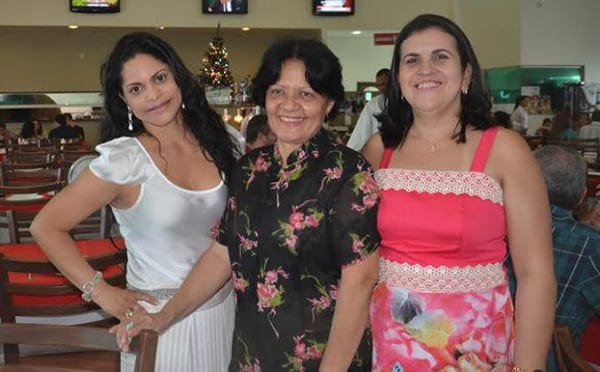 Assessora de comunicação do Incra, jornalista Neide Santos, prestigiando aniversário das amigas, superintendente substituta, Cristina Fernandes e Glorinha Guedes Thaumaturgo, em concorrido almoço numa badalada churrascaria da cidade.