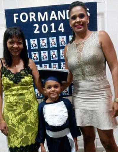 Na última quinta-feira, dia 27, o príncipe da família Theodoro, Guilherme Theodoro Gomes, colou grau passando do ensino infantil para o ensino fundamental, na escola ABC. A festa aconteceu no Buffet Chocolate. Na foto, com a mãe Marcela e a avó coruja Socorro Theodoro.