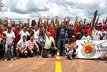 Governador, senadores e o prefeito inauguraram o novo centro de esportes radicais ao lado de muitas pessoas, todas ansiosas para utilizar o novo espaço