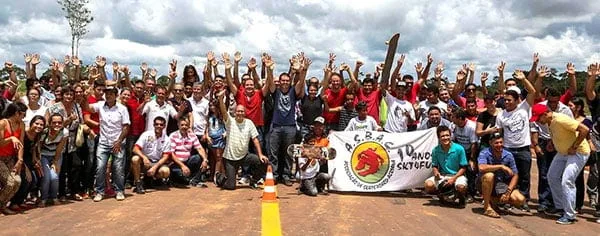 Governador, senadores e o prefeito inauguraram o novo centro de esportes radicais ao lado de muitas pessoas, todas ansiosas para utilizar o novo espaço
