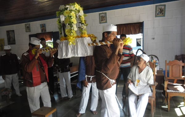 Histórias do seu Juarez fazem o maior sucesso na igreja