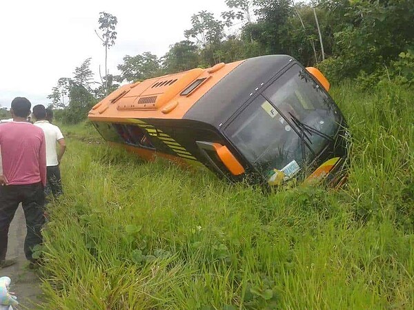 Ônibus da empresa transacreana perde o controle e saí da pista na Estrada de Sena Madureira