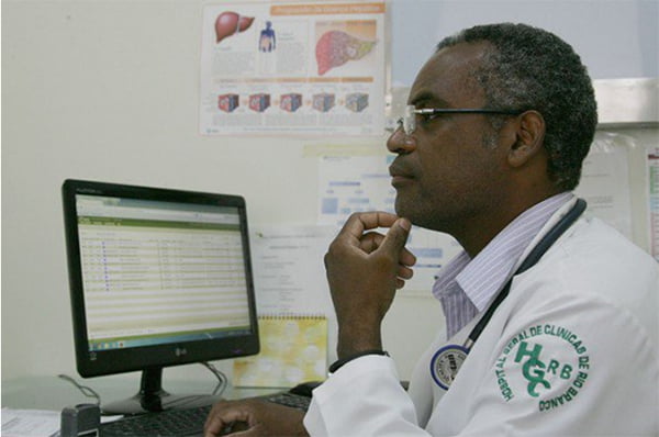 A esperança de cura para Hepatite C chega ao Acre 4 Jorge Romero, infectologista