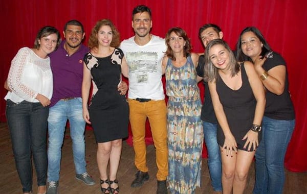 REI E RAINHA DO CARNAVAL 3 Moisés Alencastro e Solene Oliveira com sua equipe festejando o sucesso da peça ‘Tudo por elas’, com o ator Júlio Rocha, no dia 23, sexta-feira.